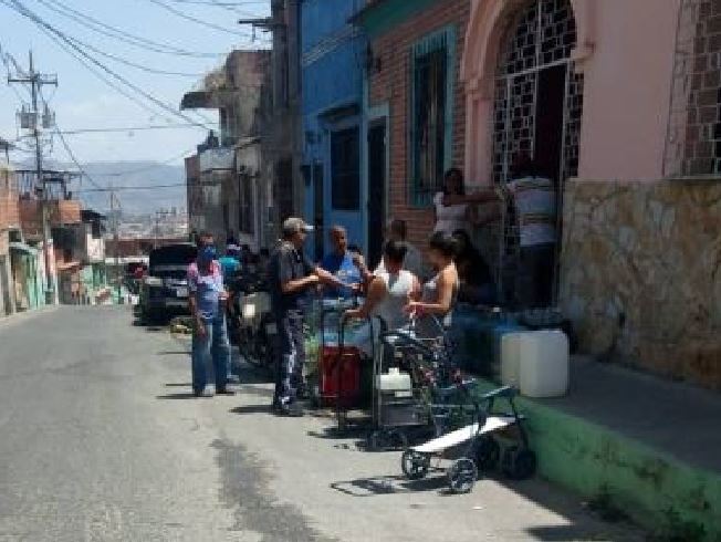 Vecinos de La Pastora cumplen 15 días sin agua este #16May (Fotos y video)