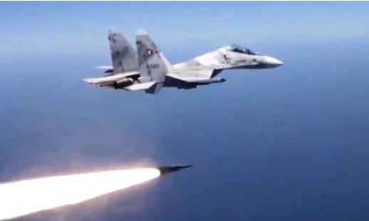 ¿Practicando para qué? El VIDEO de un caza Sukhoi Su-30Mk2 del régimen lanzando un misil antibuque Kh-31