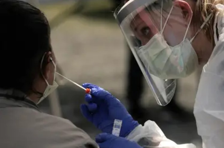 Un nuevo test podría determinar nuevos casos de coronavirus con tan solo escupir en un recipiente