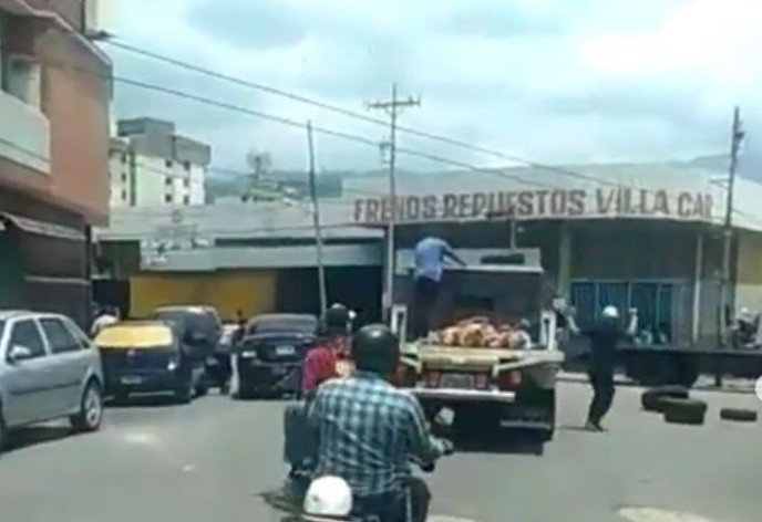 En Trujillo, los cadáveres son trasladados en un camión de plataforma abierta