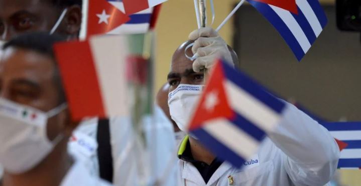 Controversia en México por médicos cubanos contratados durante la pandemia