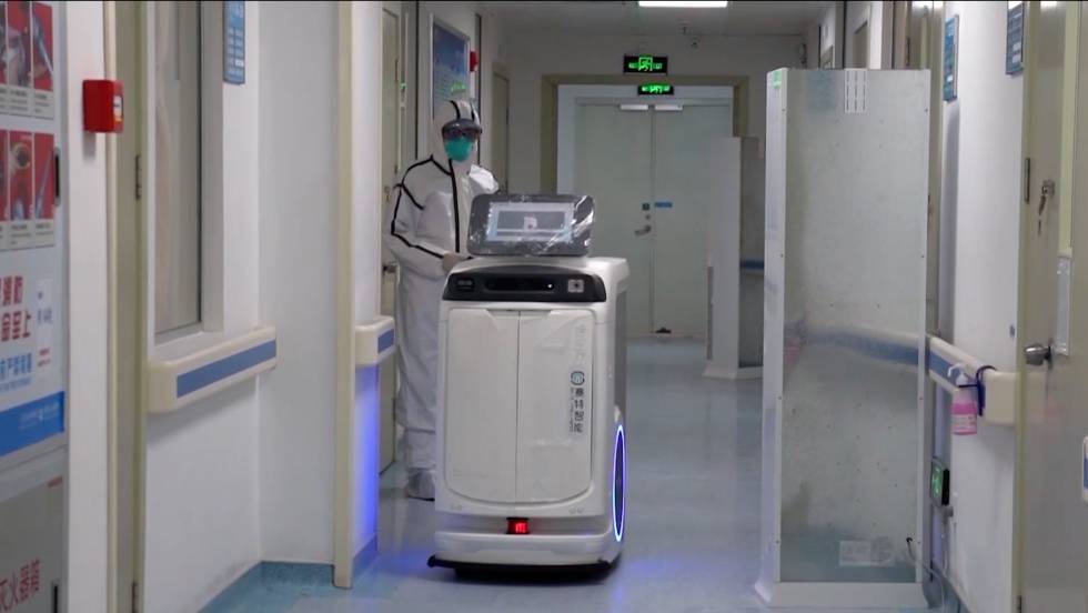 Robots autónomos son empleados para desinfectar aeropuertos en EEUU
