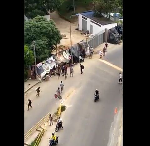 EN VIDEOS: Venezolanos protagonizaron una riña con palos, piedras y cuchillos en Bucaramanga
