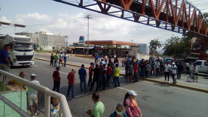 Luego de tres días de cola, conductores en Barquisimeto trancan avenida exigiendo gasolina #4Jun (Foto)