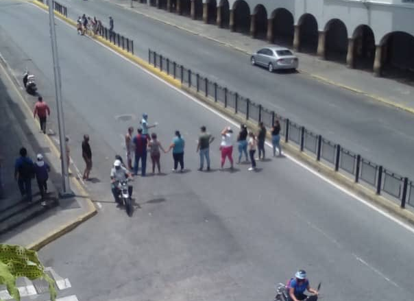 Las protestas cada vez más “cerquita” de Maduro: Caraqueños protestan en El Silencio por falta de agua #7Jun (FOTO)