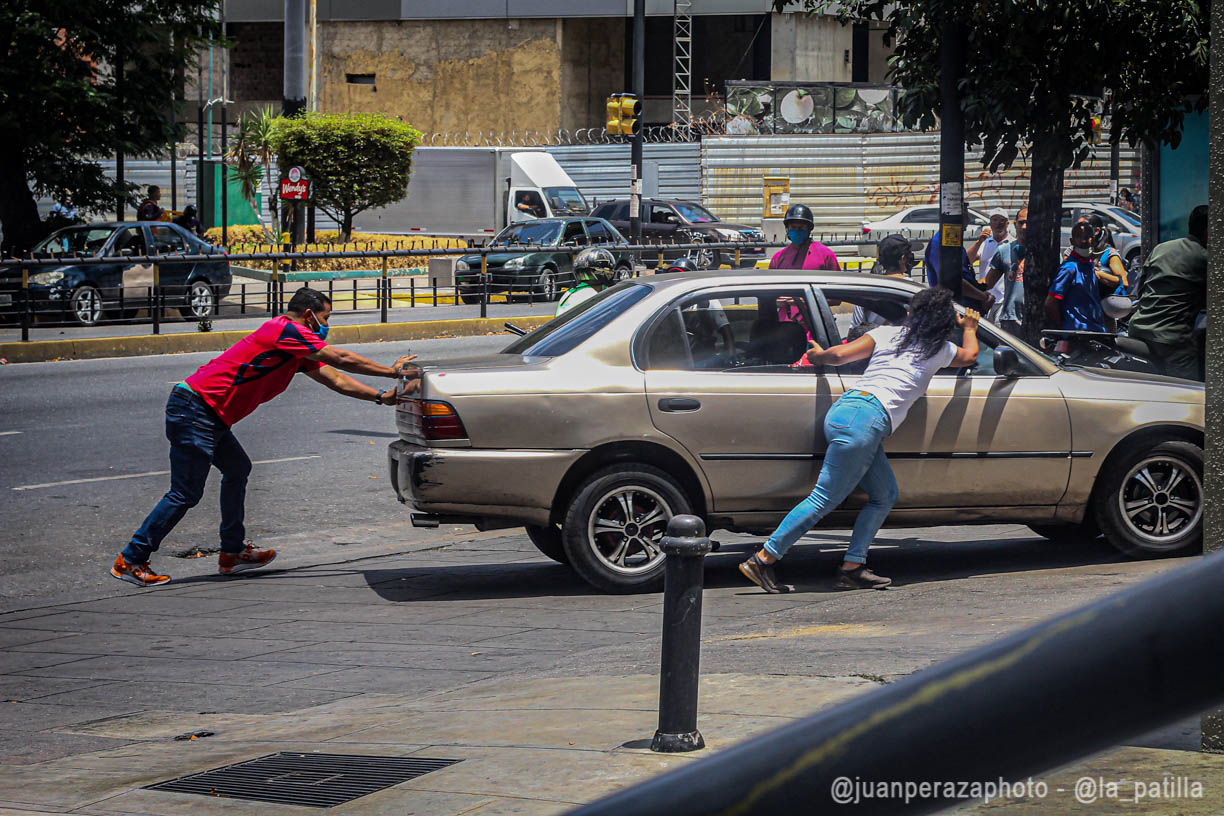 Los venezolanos “guapean” entre la falta de gasolina y las fallas en los carros
