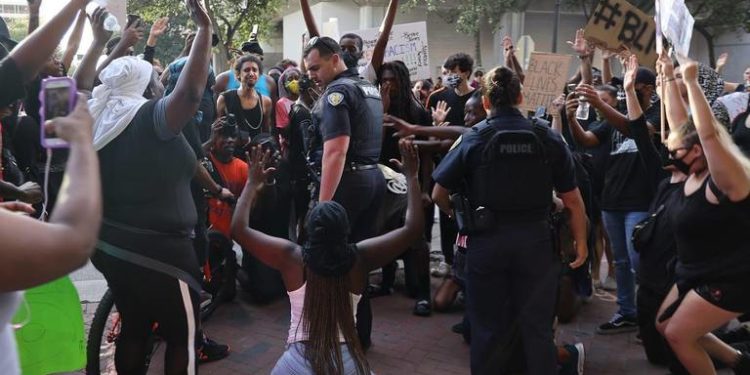 Suspendido policía de Fort Lauderdale por empujar  a una manifestante