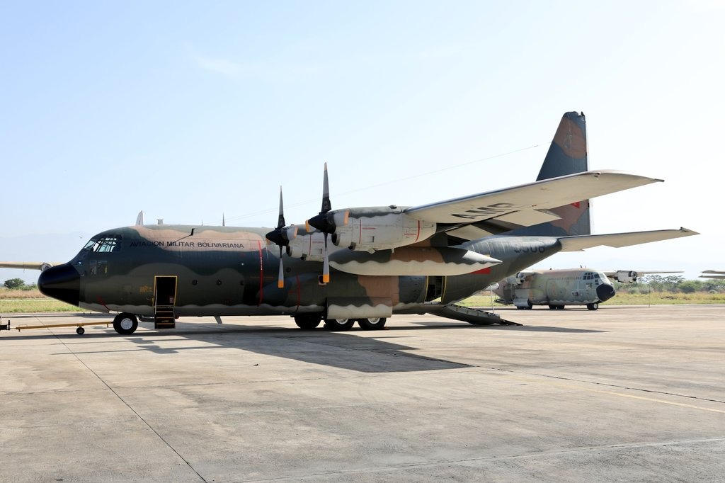 Aviación militar reparó un Hércules fuera de servicio y Padrino fue el primero en “echarse colita” (VIDEO)