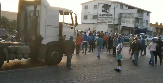 Larenses amotinados retienen a dos gandolas para exigir combustible en Cabudare #3Jun (Video)