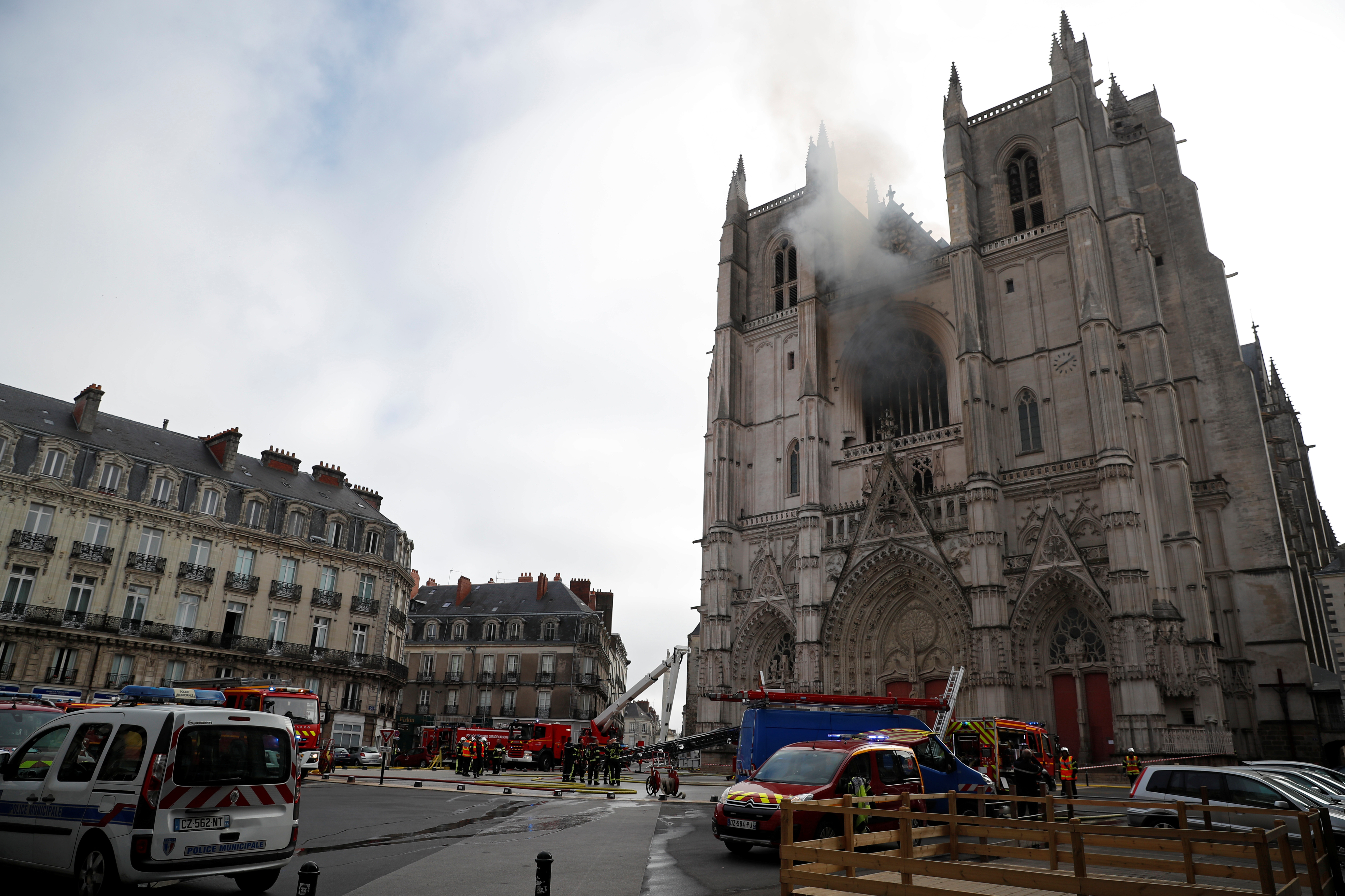 Un incendio destruye el órgano y las vidrieras de la catedral de Nantes