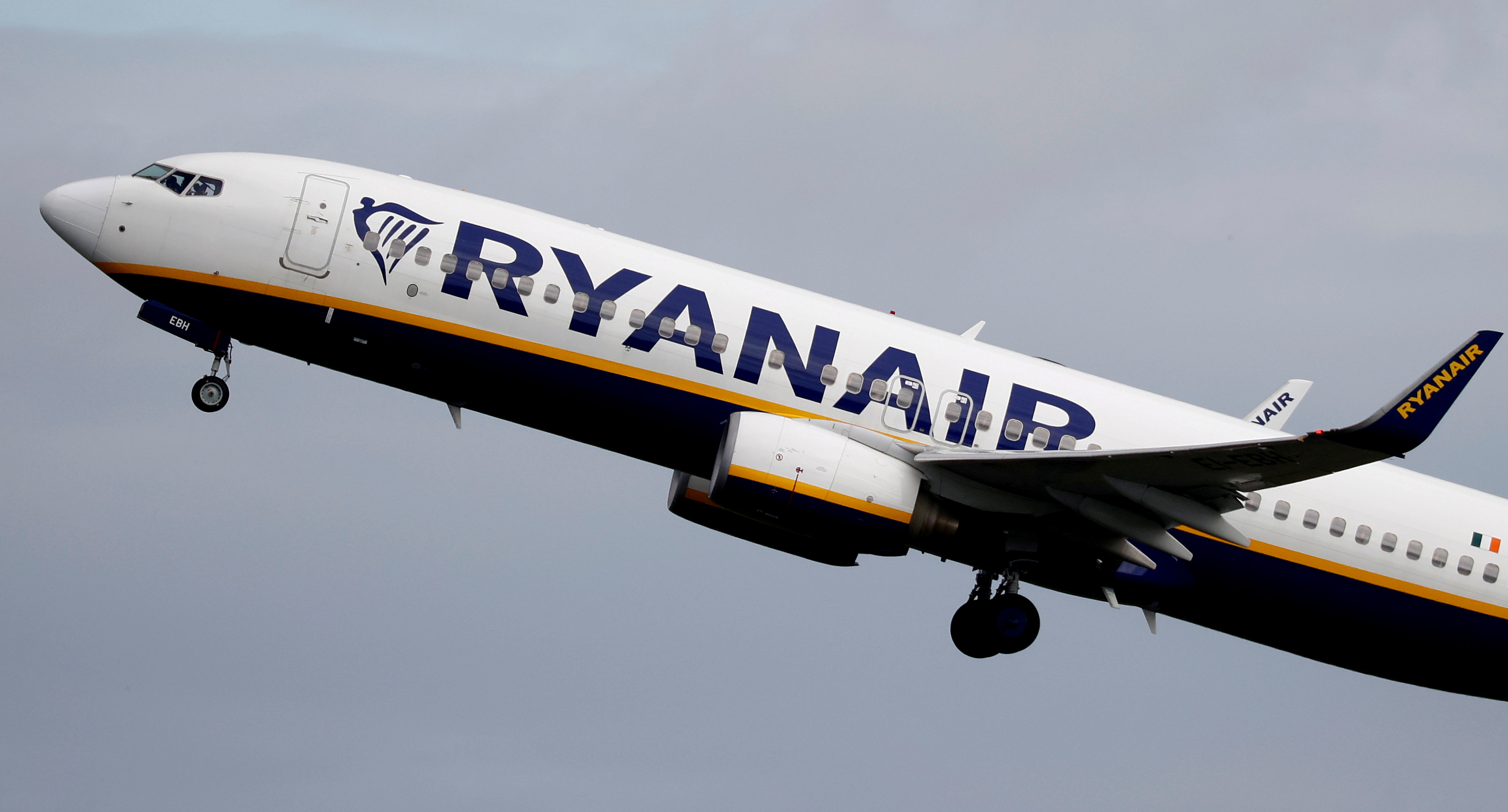 Ryanair registra pérdidas menores de lo esperado a junio