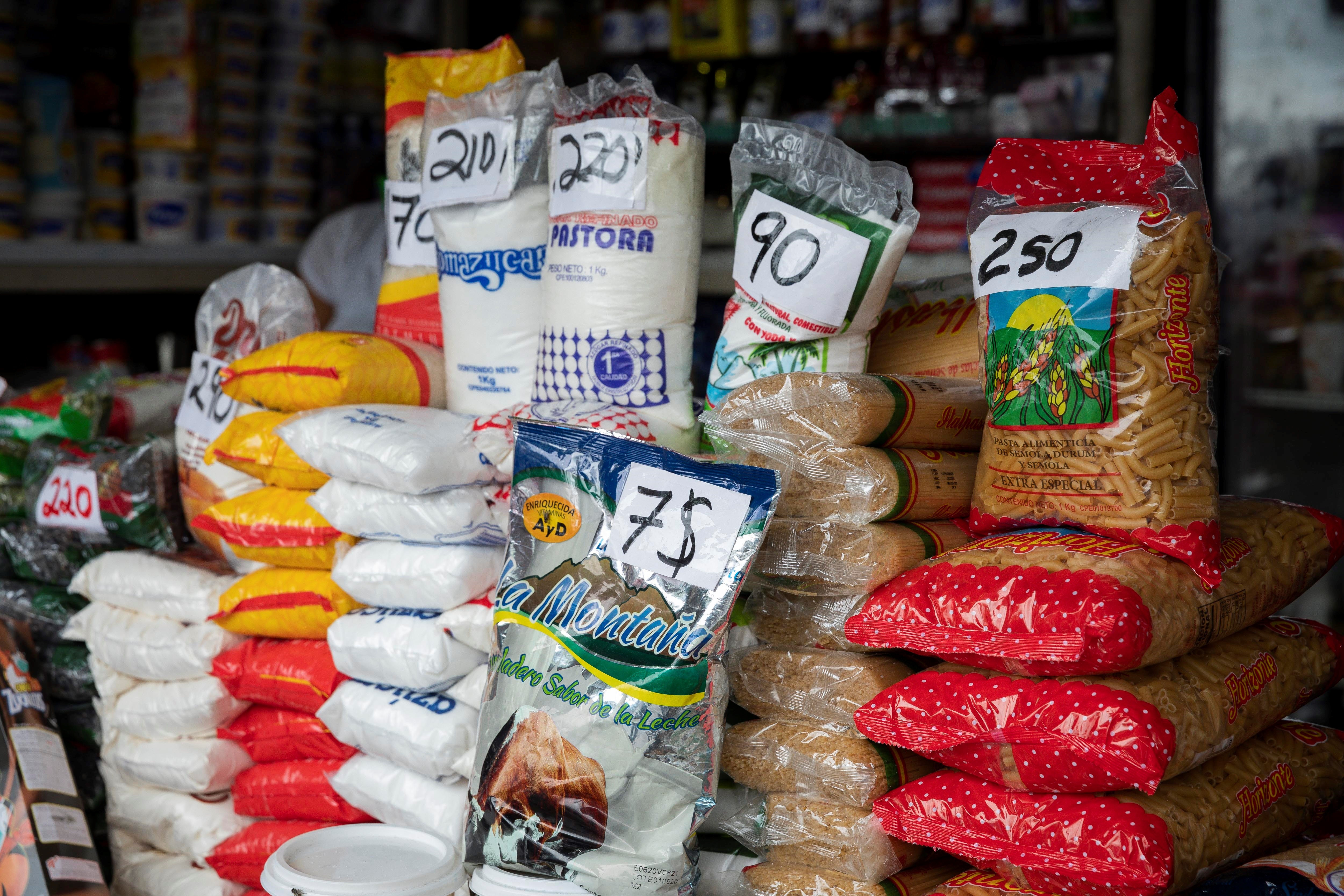 En La Guaira, a los venezolanos no les alcanza sus sueldos de miseria para hacer mercado (IMAGEN)