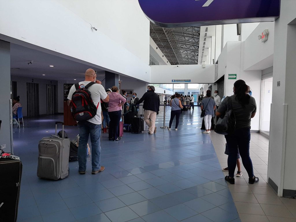 ¡De horror! Un oficial de Miami-Dade golpeó a una mujer en el Aeropuerto Internacional
