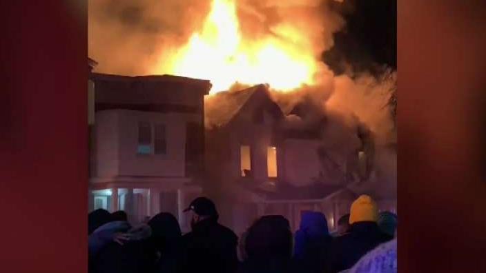 Voraz incendio en Brooklyn dejó al menos dos muertos y ocho heridos
