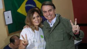 La esposa de Bolsonaro y sus dos hijas dieron negativo en las pruebas de coronavirus