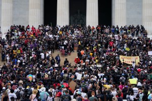 Miles protestan contra el racismo en el centro de Washington (Fotos)