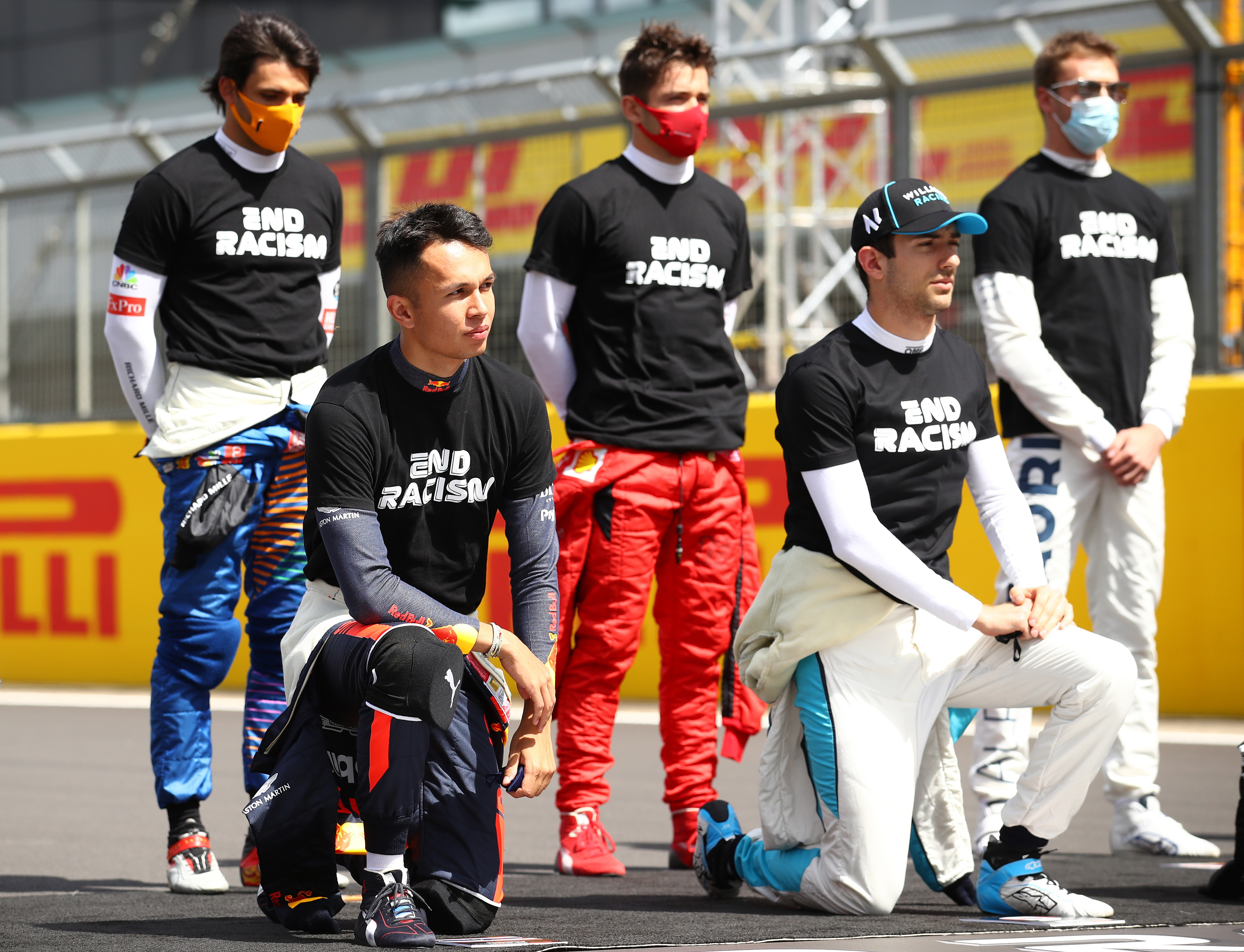 Los pilotos de F1 volvieron a realizar un gesto contra el racismo antes del GP de Gran Bretaña (Fotos)