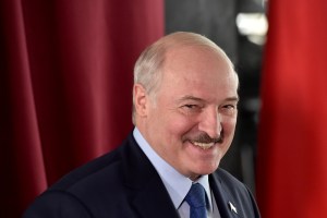 Lukashenko acusa a Occidente de apoyo militar a “presidenta alternativa”