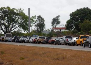 Siguen las largas colas para surtir combustible en Ciudad Guayana #15Ago (Video)