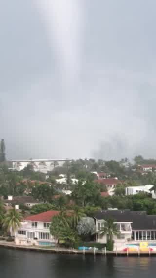 Tornado arrasador llegó a la costa cerca de Golden Beach (VIDEOS)