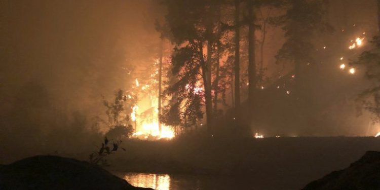 Hombre se refugia en un río de Oregon, tras incendio en Little North Canyon