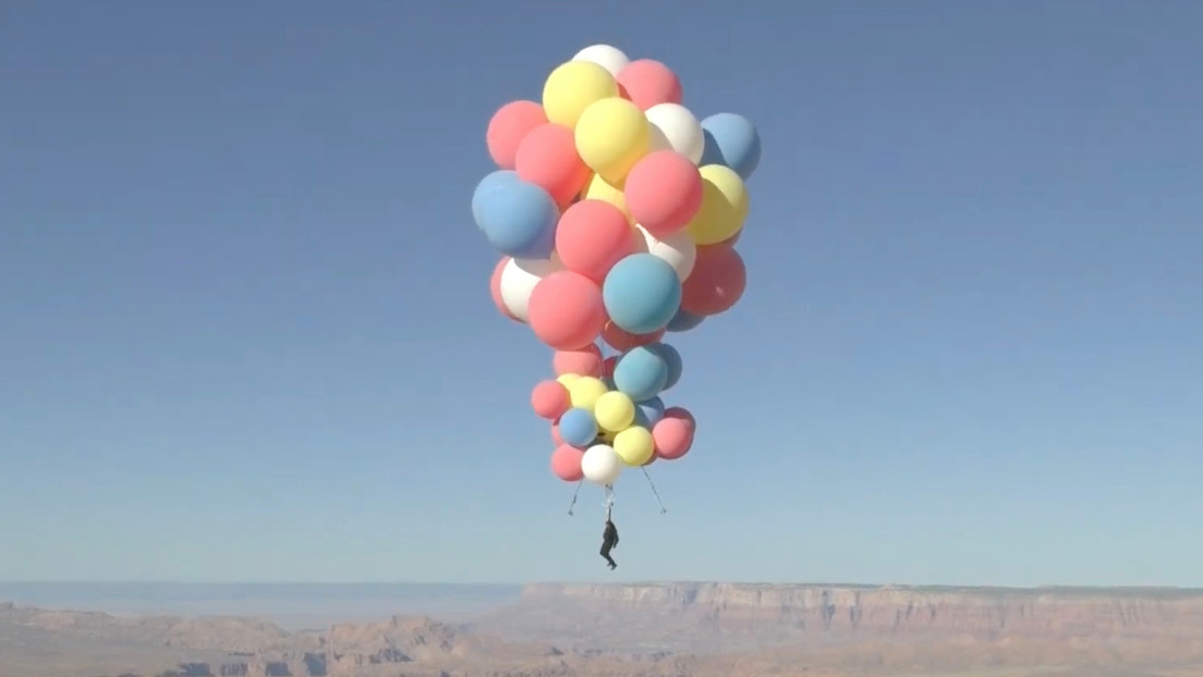 En VIDEO: David Blaine sobrevoló el desierto de Arizona a más de siete mil metros usando globos de helio