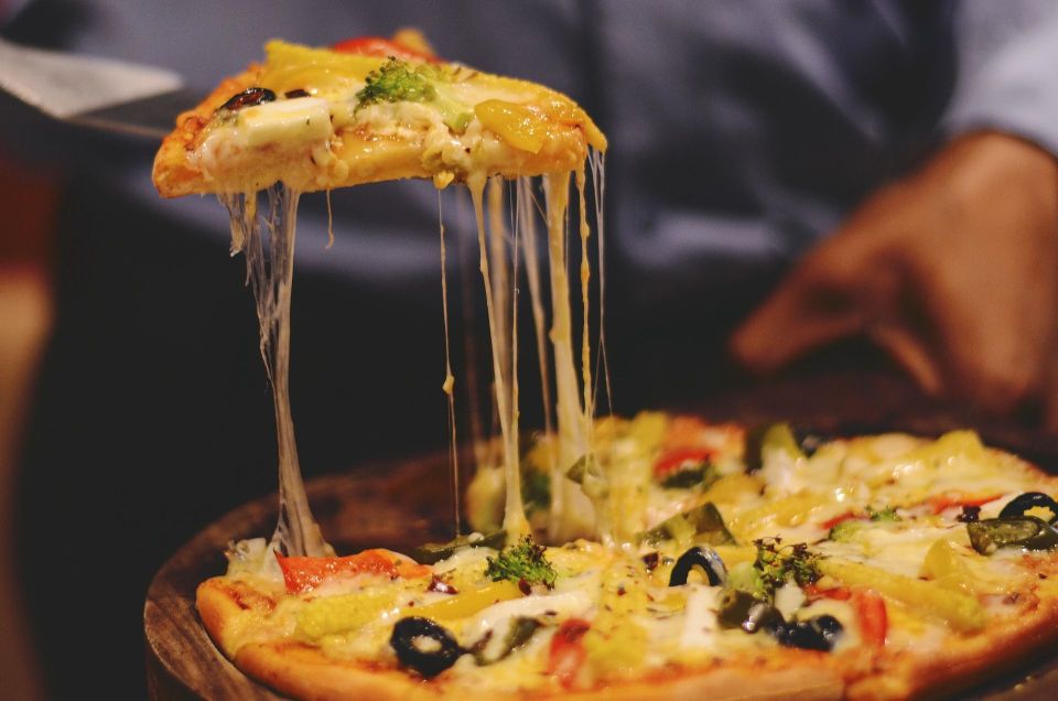 Pidió cuatro pizzas y lo sorprendió un asqueroso y repugnante “ingrediente” (Imagen)