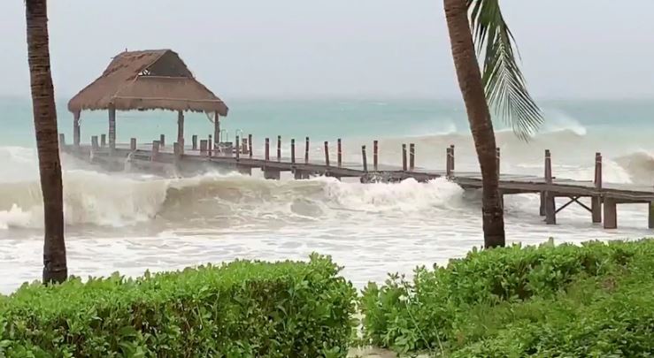 México se alista para embate de Delta, que avanza como un peligroso huracán