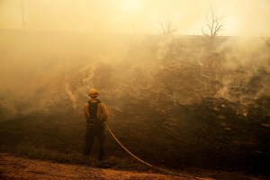 Incendio forestal en California dejó bomberos gravemente heridos y más de 90 mil evacuados