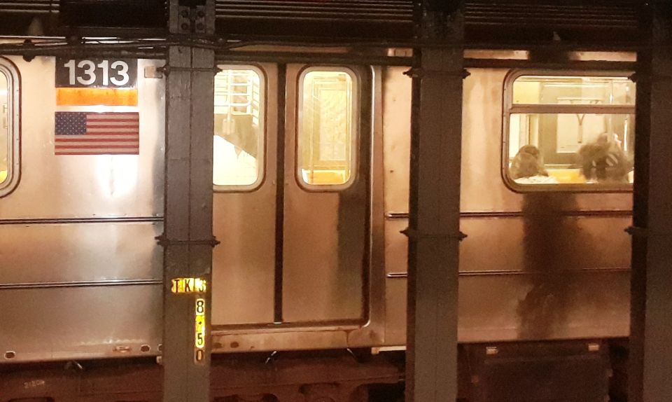 Hombre sobrevivió tras caer en las vías del Metro de Nueva York