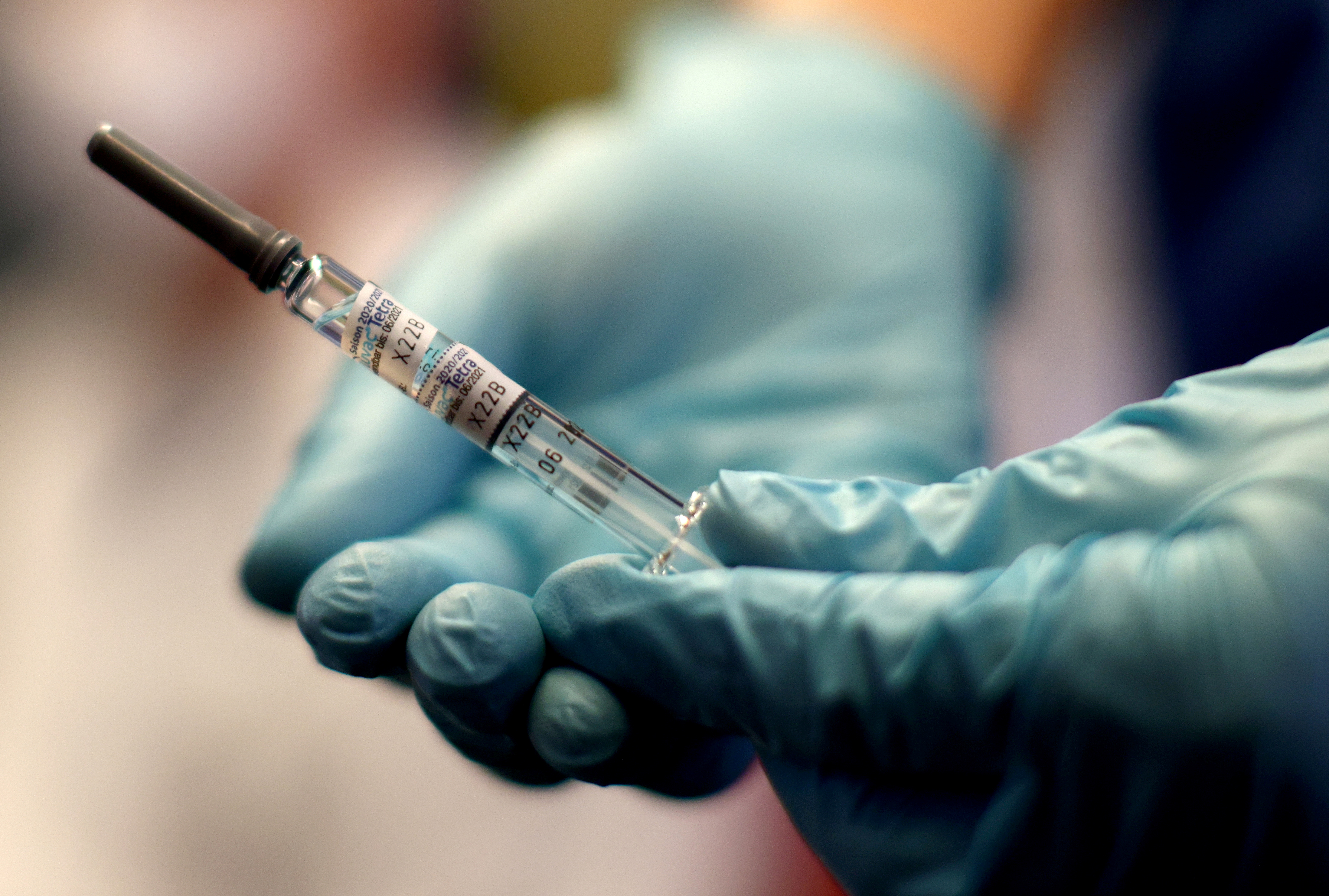 Jefa de vacunas británica dice que impacto de las primeras dosis contra el Covid-19 podría ser limitado