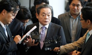 La muerte del presidente de Samsung impulsa a la empresa en bolsa