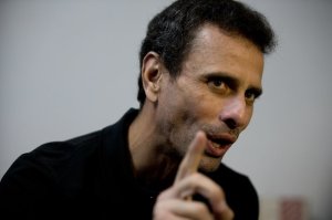 Chavistas agredieron a Henrique Capriles en Valencia (+Tuit y video)