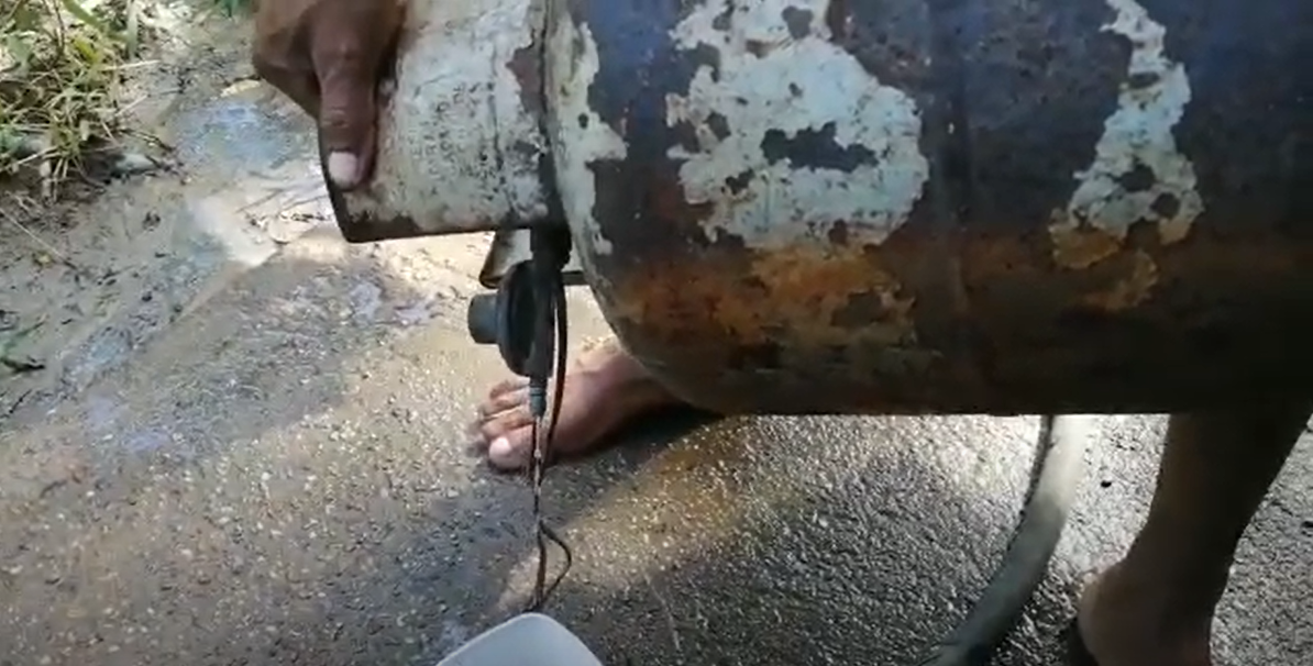 ¡Familias estafadas! Las bombonas de gas doméstico en Tucupita son llenadas con agua (VIDEO)