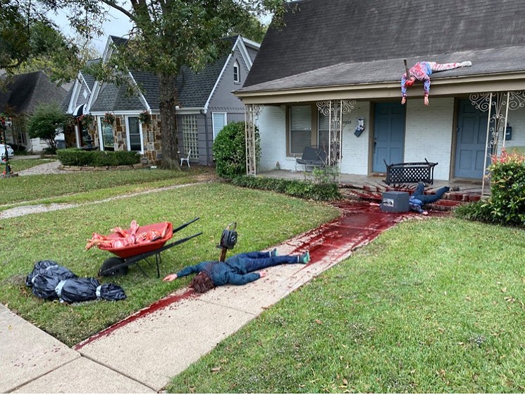 Un hombre en Dallas decoro su casa para Halloween y ha recibido varias visitas de la policía (FOTOS)