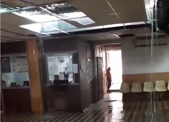 ¡Cada vez que llueve! Notaria primera de Valencia se volvió a inundar (VIDEO)
