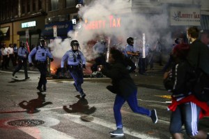 Caos en Filadelfia: Al menos 30 policías resultaron heridos durante violentos disturbios (VIDEO)