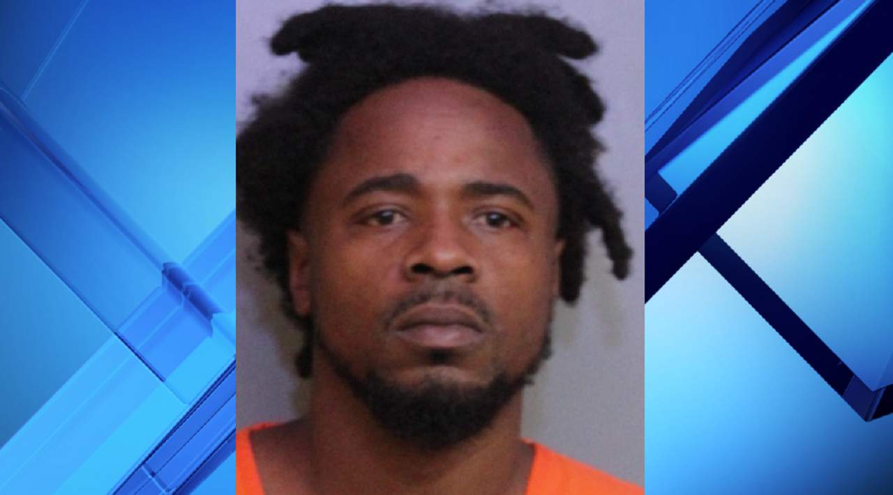 Acusaron a un hombre de contribuir a la delincuencia con un menor de edad en Florida