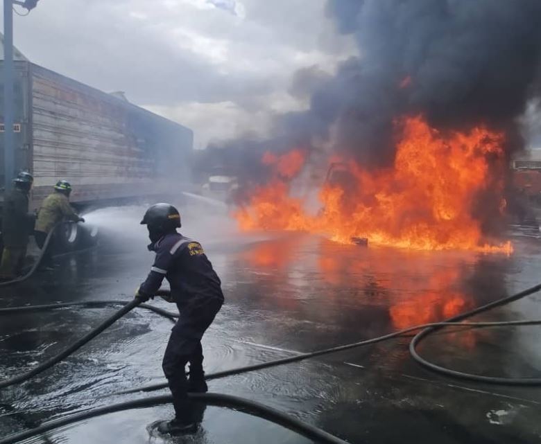 Reportan incendio en la empresa Distiven del estado Carabobo #5Nov (FOTOS)
