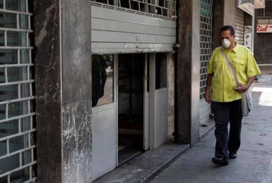 Comercios en Caracas abren a escondidas para esquivar las restricciones por la cuarentena