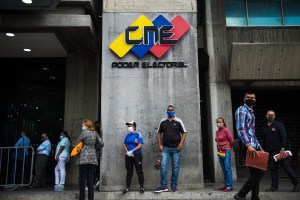 Nueva maniobra del régimen venezolano: estableció un mecanismo impracticable para reunir firmas para el revocatorio contra Maduro