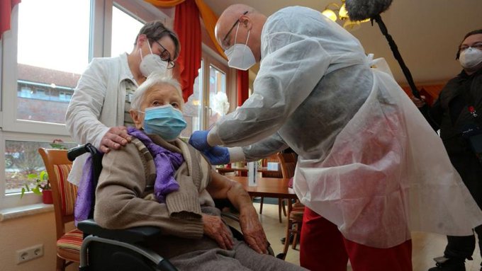 Mujer de 101 años, residente en un asilo, vacunada por adelantado en Alemania