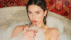 Eve, la hija menor de Steve Jobs, debutó como modelo en una bañera cubierta de espuma
