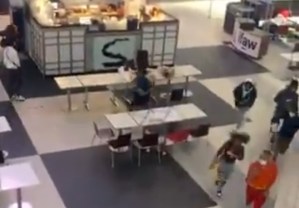 Provocó caos en un centro comercial luego de que se le escapara un tiro al acomodarse los pantalones (VIDEO)