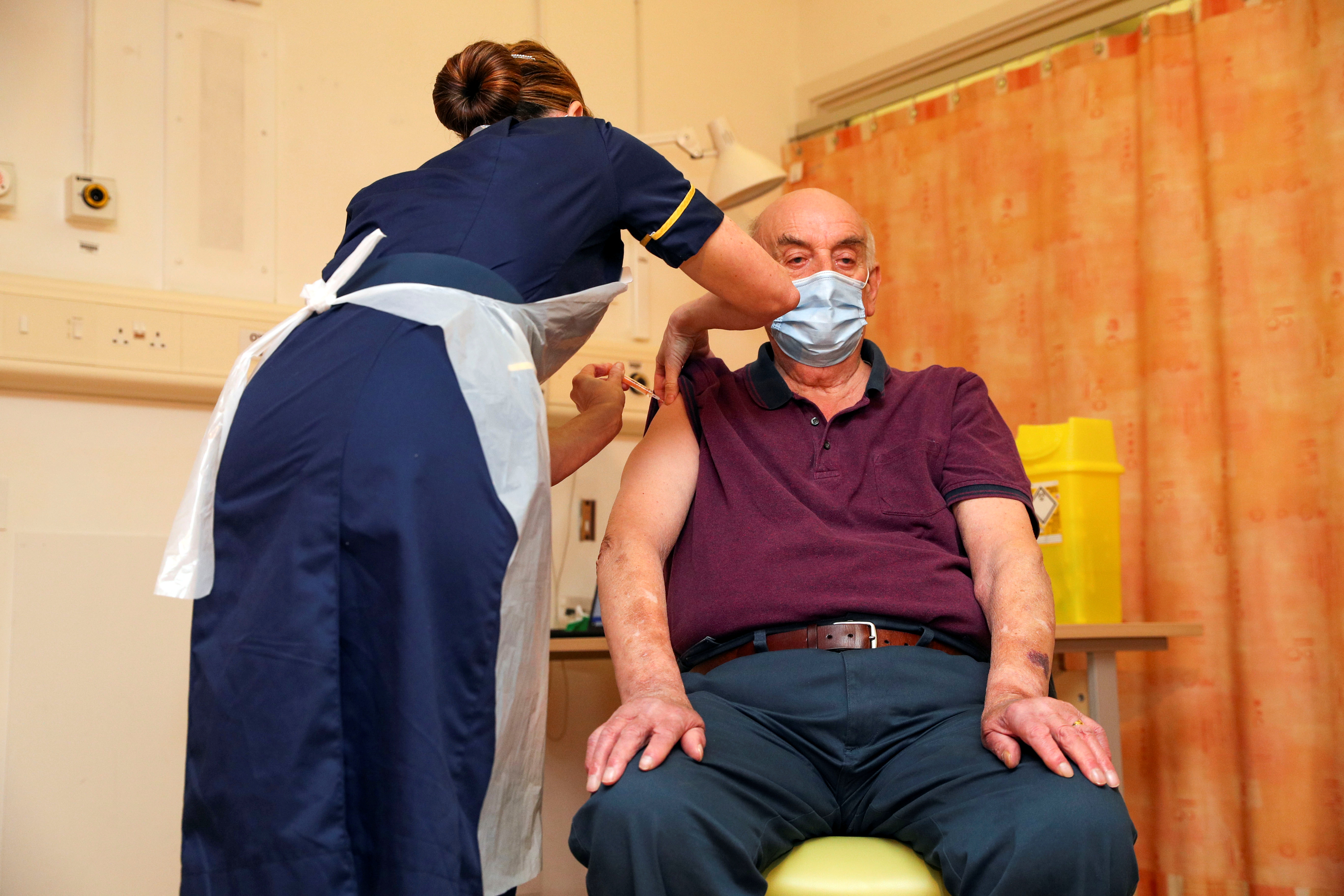 Un hombre de 82 años es el primero que recibe la vacuna de Oxford/AstraZeneca en Reino Unido