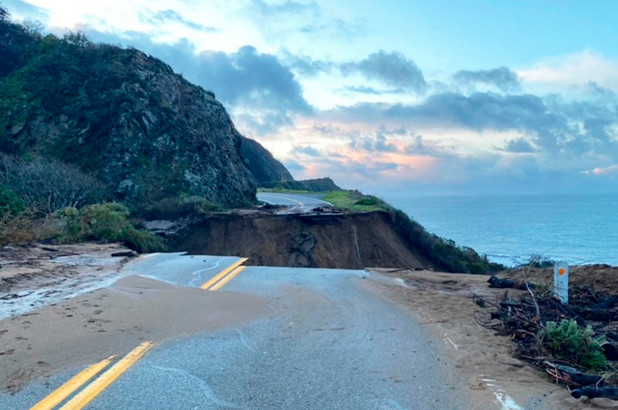 Gran parte de la famosa autopista 1 de California se derrumbó después de la tormenta invernal (Fotos)