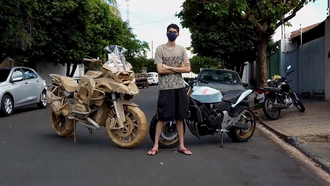 Un brasileño crea increíbles réplicas de motocicletas de tamaño real con cartón (video)