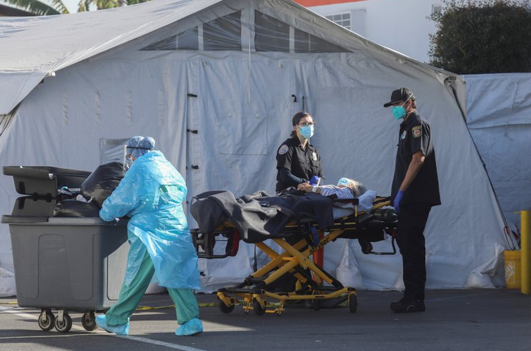 En Los Ángeles escasean las ambulancias para pacientes graves de Covid-19