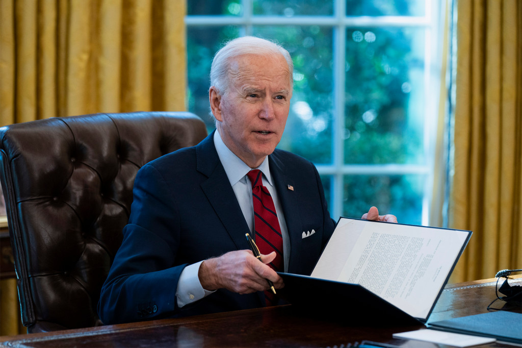 Biden se niega a responder preguntas a medida que aumentan las críticas a la orden ejecutiva