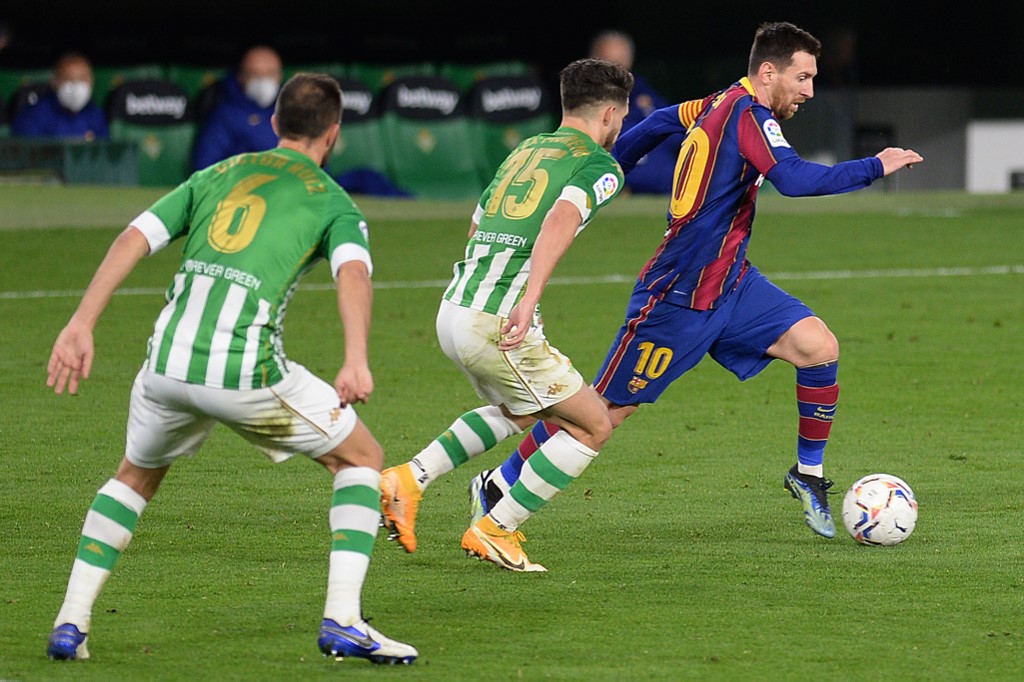 Messi rescató al Barcelona en una remontada agónica ante el Betis